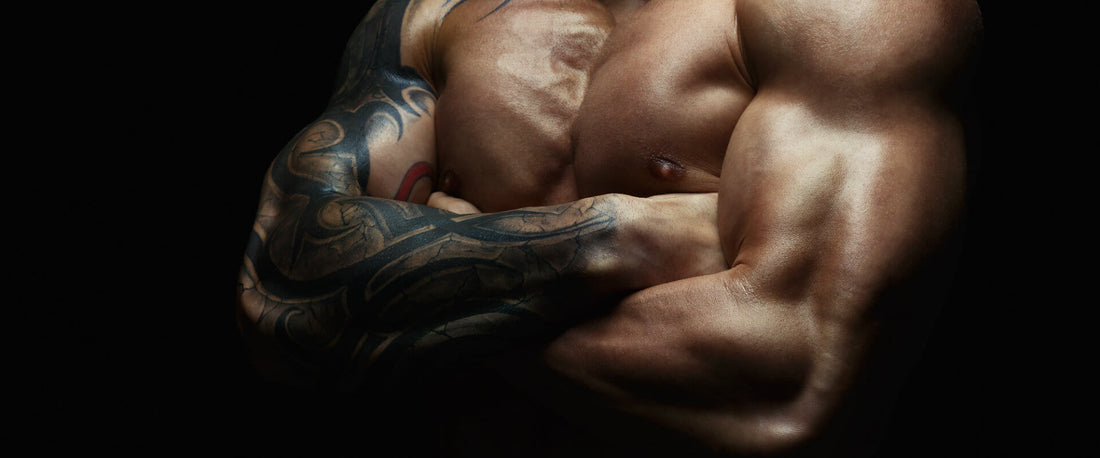 Hombre con pecho y brazos marcados gracias al uso de Body Crunch Evolution.