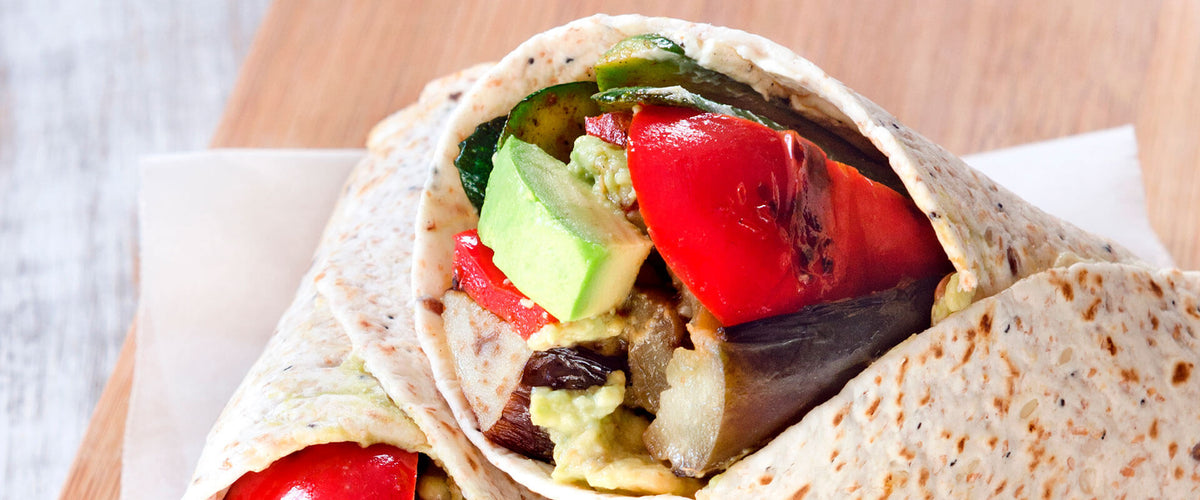 Burrito vegetariano con queso de cabra, pimiento rojo y aguacate.