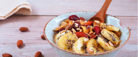 Cereal natural hecho con frutas y semillas como plátano y chía.
