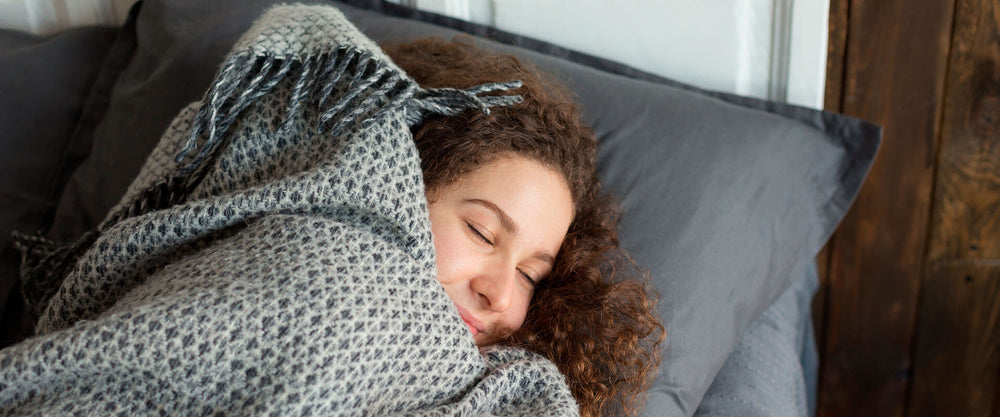 Mujer acostada en la cama, soñando.