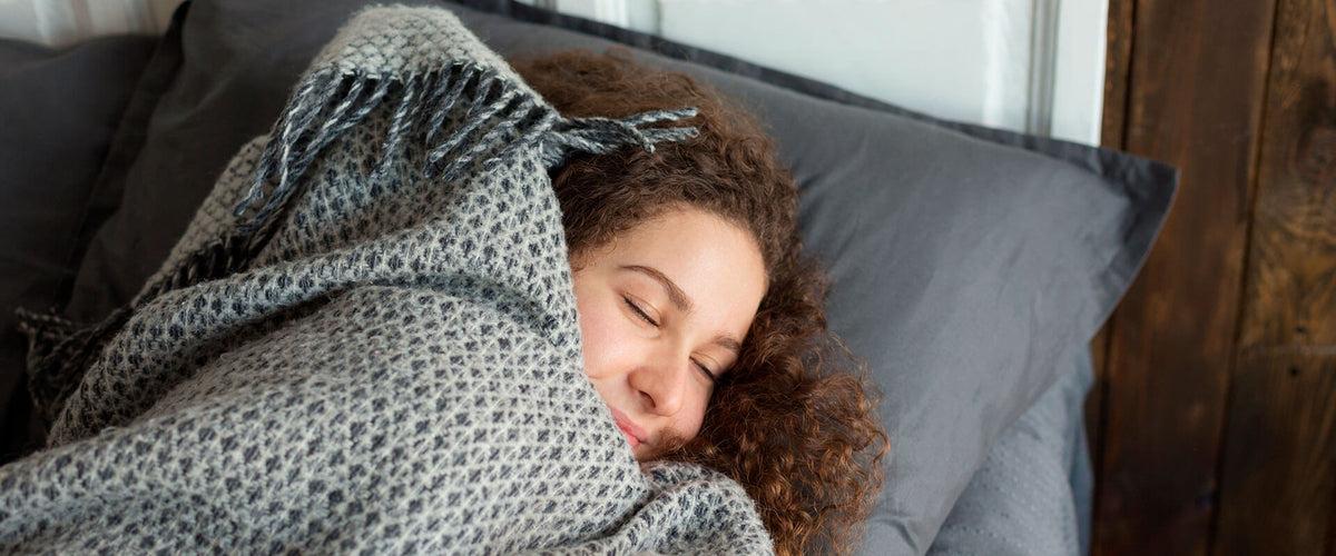 Mujer acostada en la cama, soñando.