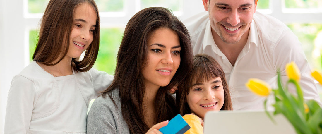 Familia comprando por internet durante el Buen Fin.