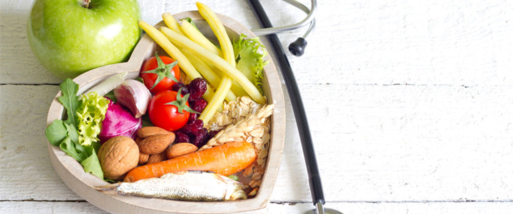Plato en forma de corazón con alimentos para tener una buena salud.