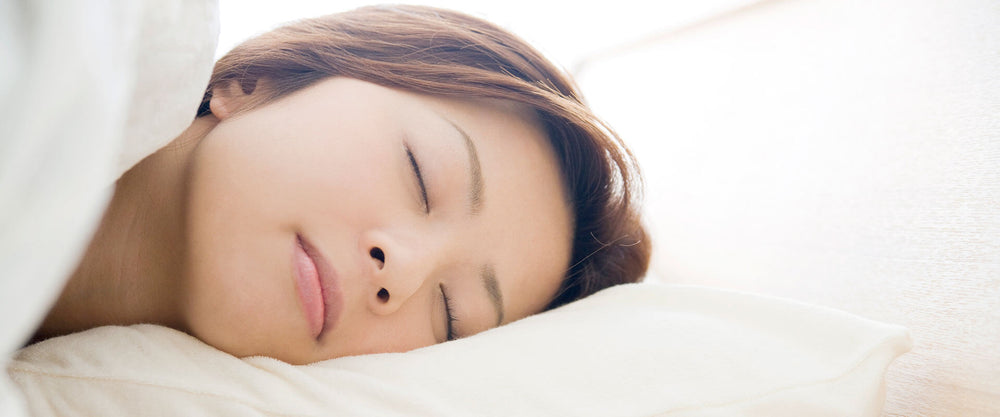 Mujer descansando sobre su almohada Soñare.