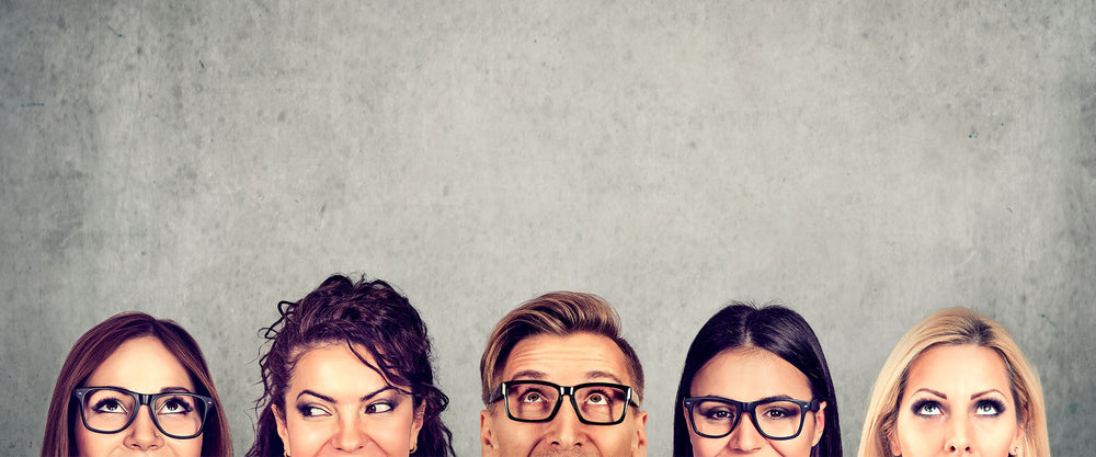 Diferentes personas usando varios lentes de sol como Eagle Eyes.