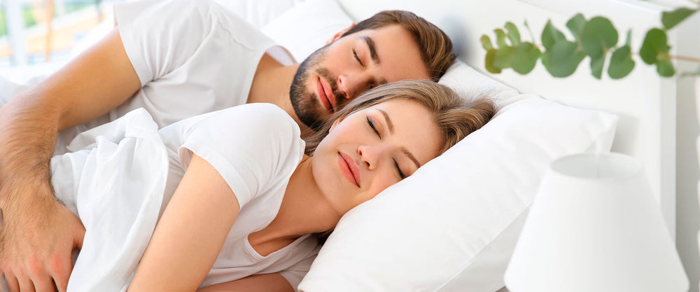 Pareja durmiendo en los productos frescos de la Familia Sognare.