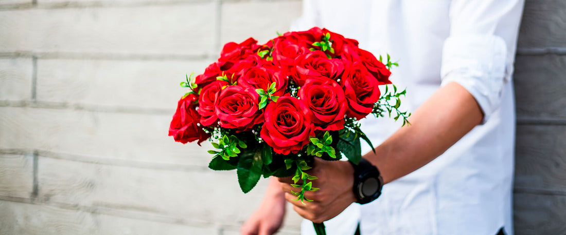 Hombre regalando flores el día de San Valentín.