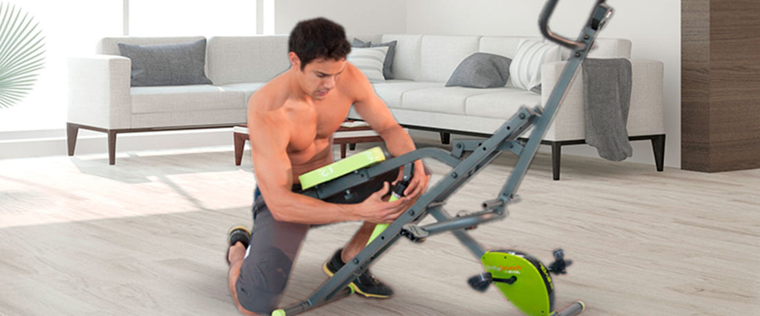 Hombre ajustando su Body Crunch Evolution en la sala de su casa.