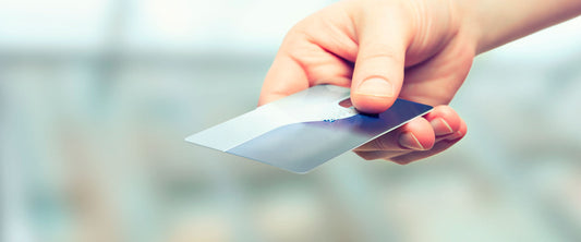 Hombre con tarjeta de crédito o débito para pagar en Inova.