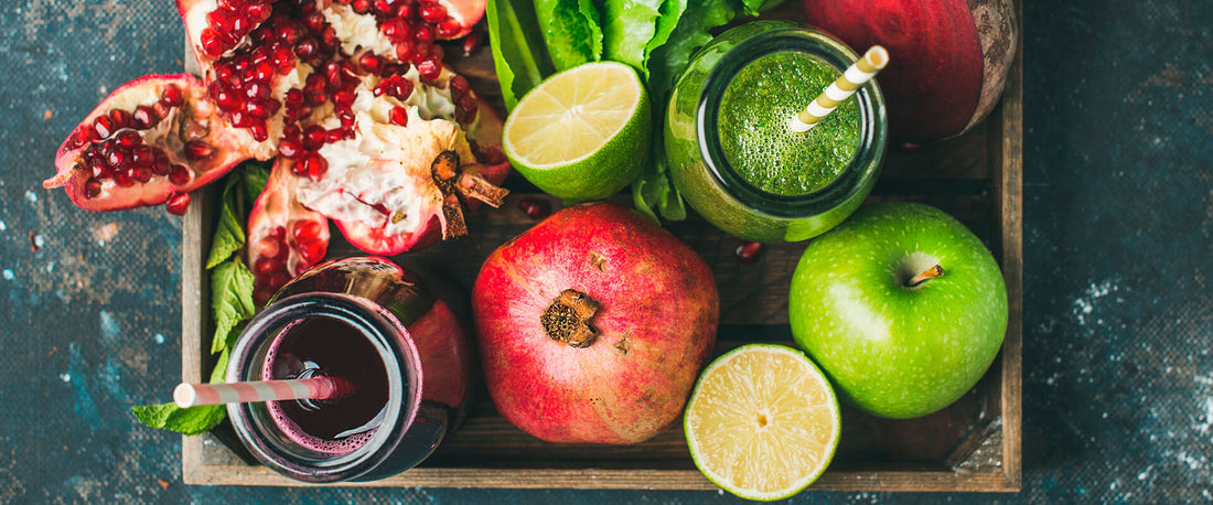 Fotografía de jugos naturales hechos con fruta.