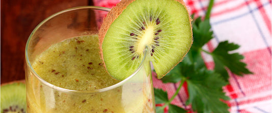 Jugo de kiwi con naranja y fresa.