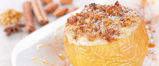 Postre de manzanas a la parrilla con miel y almendras.