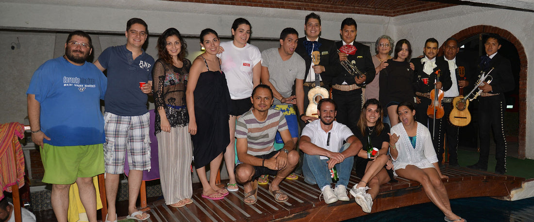 Familia de la ganadora de la serenata con mariachi de Inova.