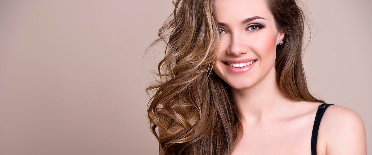 Mujer guapa con cabello largo sonriendo para la cámara.