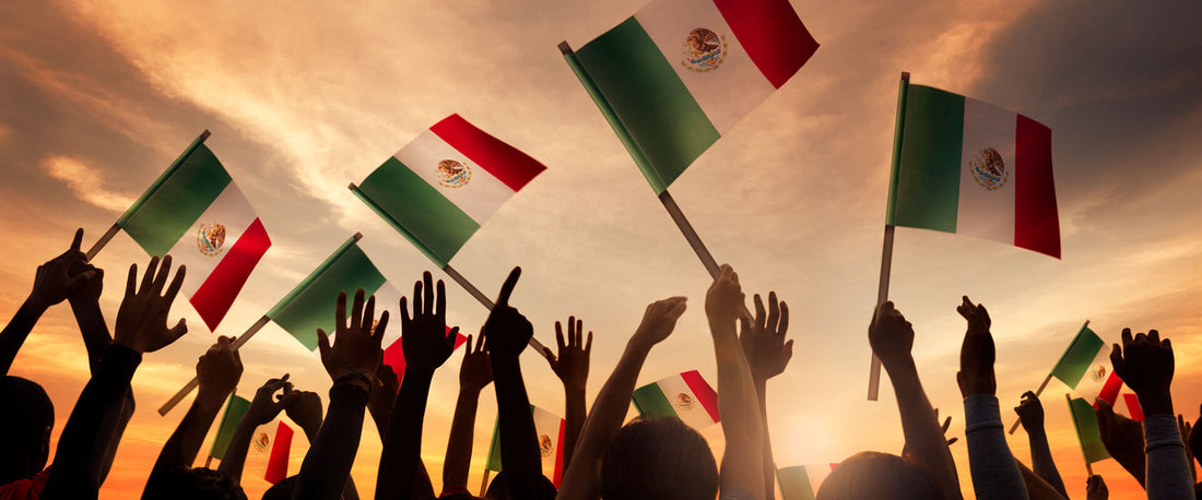 Imagen de mexicanos festejando el Día de la Independencia.
