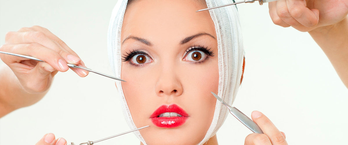 Mujer con cara sorprendida al tener miedo por una cirugía estética.