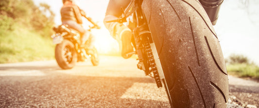 Hombre viajando en motocicleta por la carretera, usando sus Eagle Eyes.