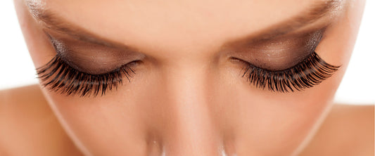 Mujer con pestañas 3 second lash viendo hacia abajo.