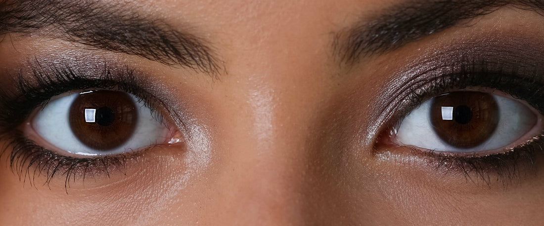 Acercamiento a los ojos cafés de una mujer enfermedades de lo ojos