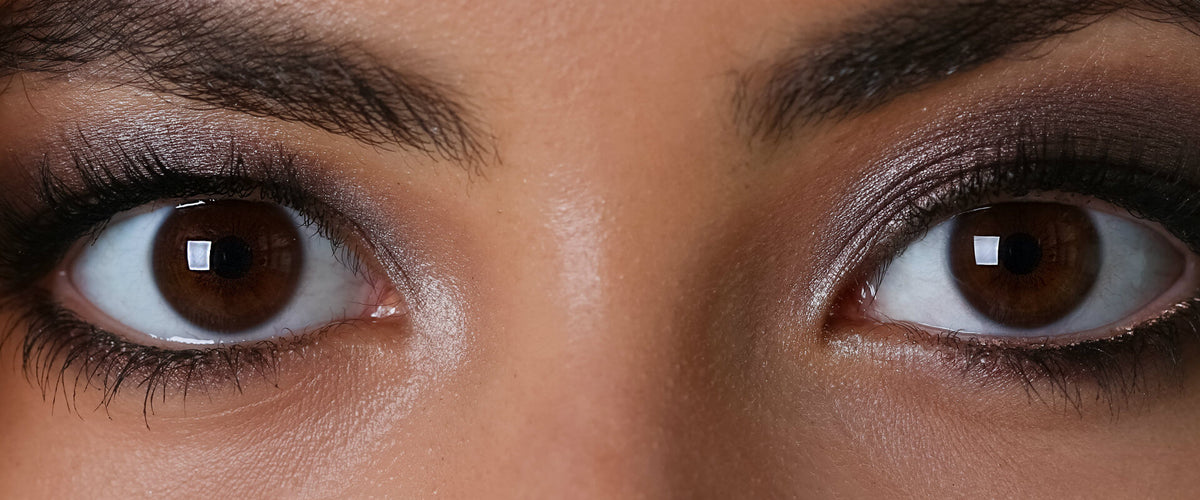 Acercamiento a los ojos cafés de una mujer enfermedades de lo ojos