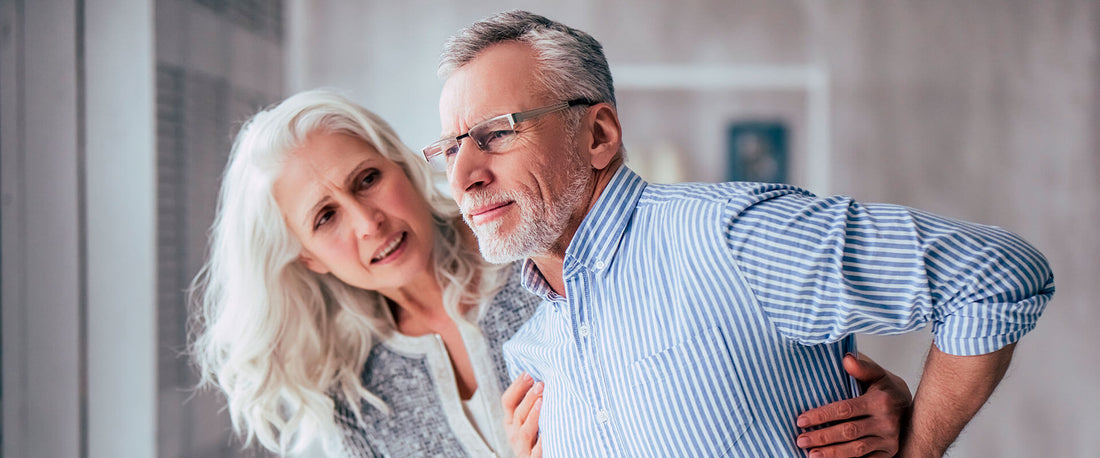 Pareja de abuelitos con dolor en la espalda.