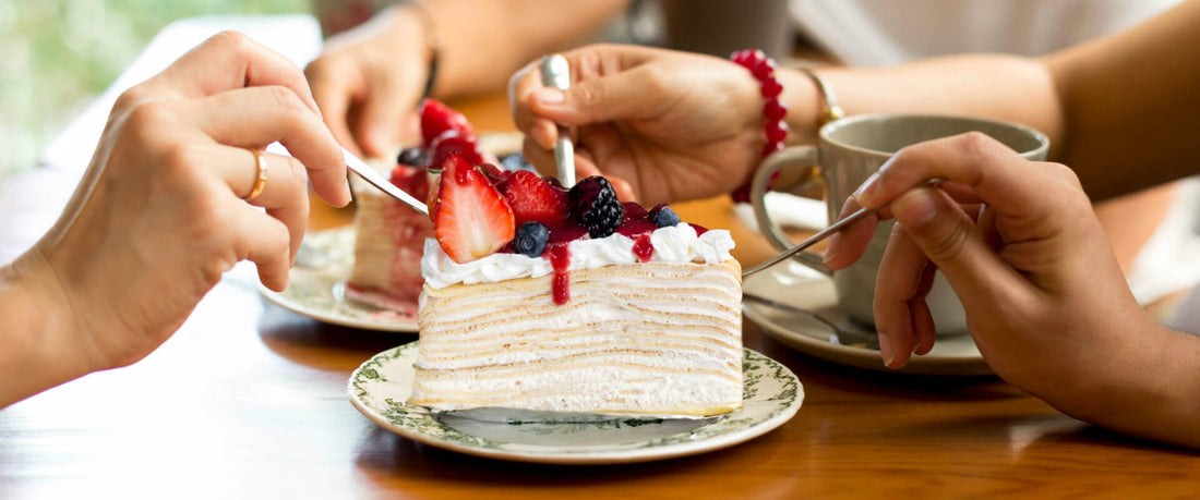 Gente comiendo postres ligeros