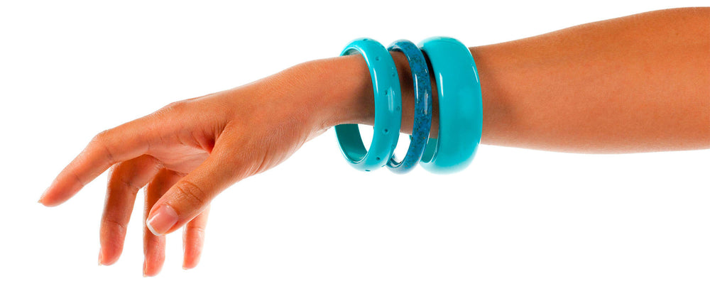 Mujer usando pulseras hechas con plástico.