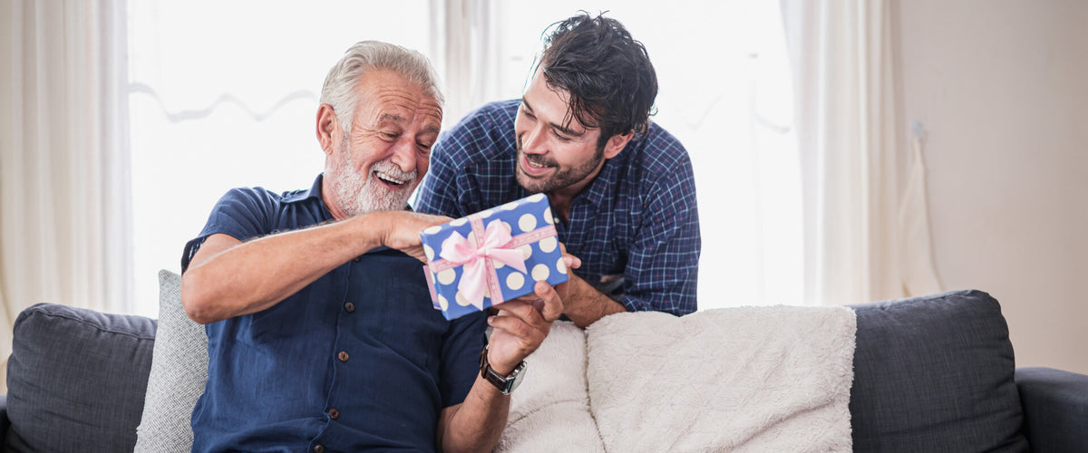 Papá abriendo regalo con su hijo