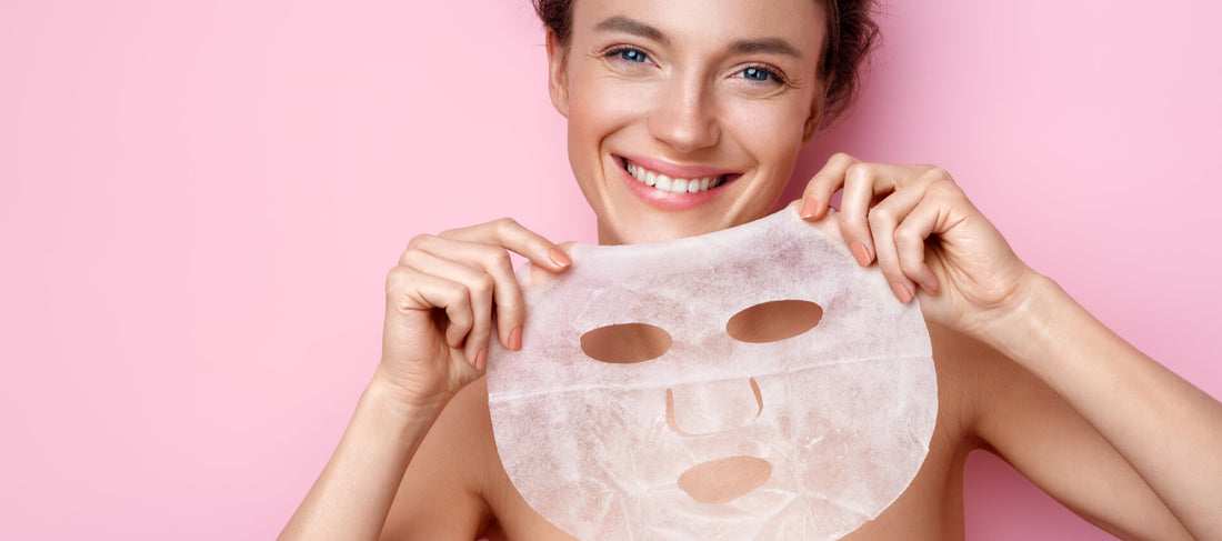 Mujer con mascarilla para cuidados dermatológicos