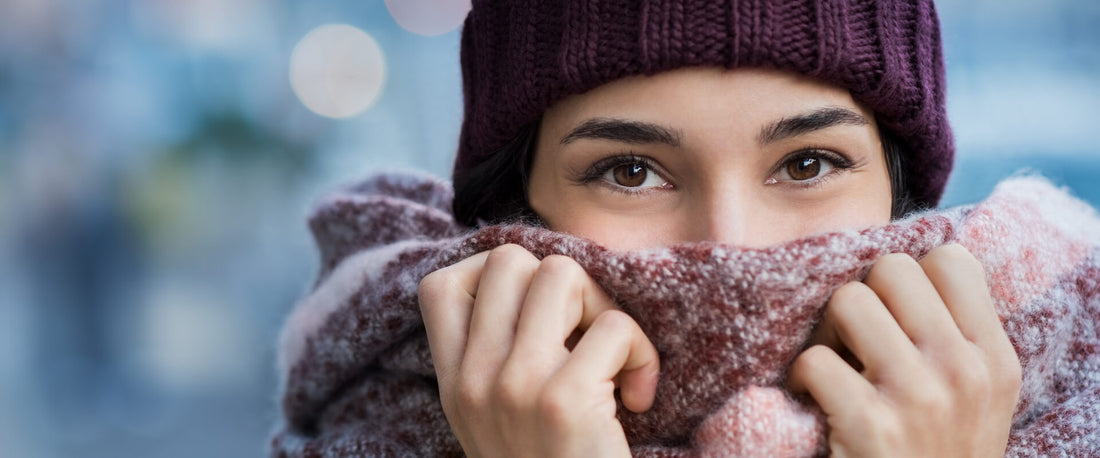 Mujer cuidándose de los cambios de temperatura