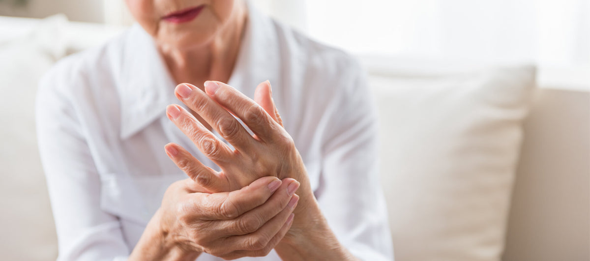 Mujer con dolor en articulaciones