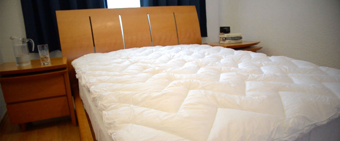 Cama con el cubre colchón soñare.