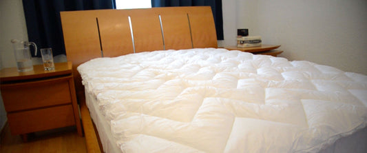 Cama con el cubre colchón soñare.