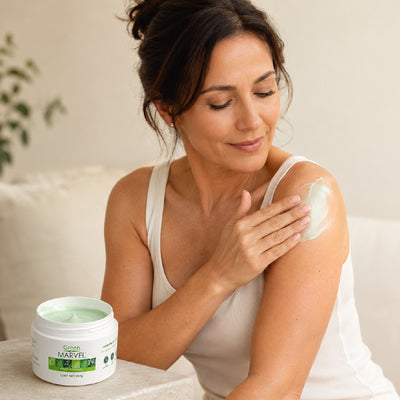 Persona aplicando Green Marvel bálsamo herbal sobre la piel