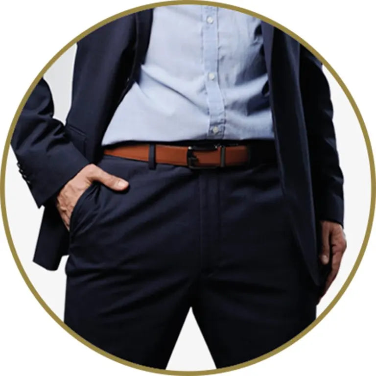 Hombre usando cinturón ajustable negro con traje formal